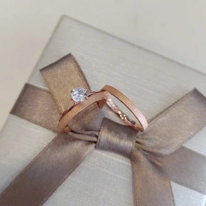 Par de Aliança Noivado/Casamento Ouro Rose - Amorzinho Rosé 2mm Reta Diamantada + Anel Brinde