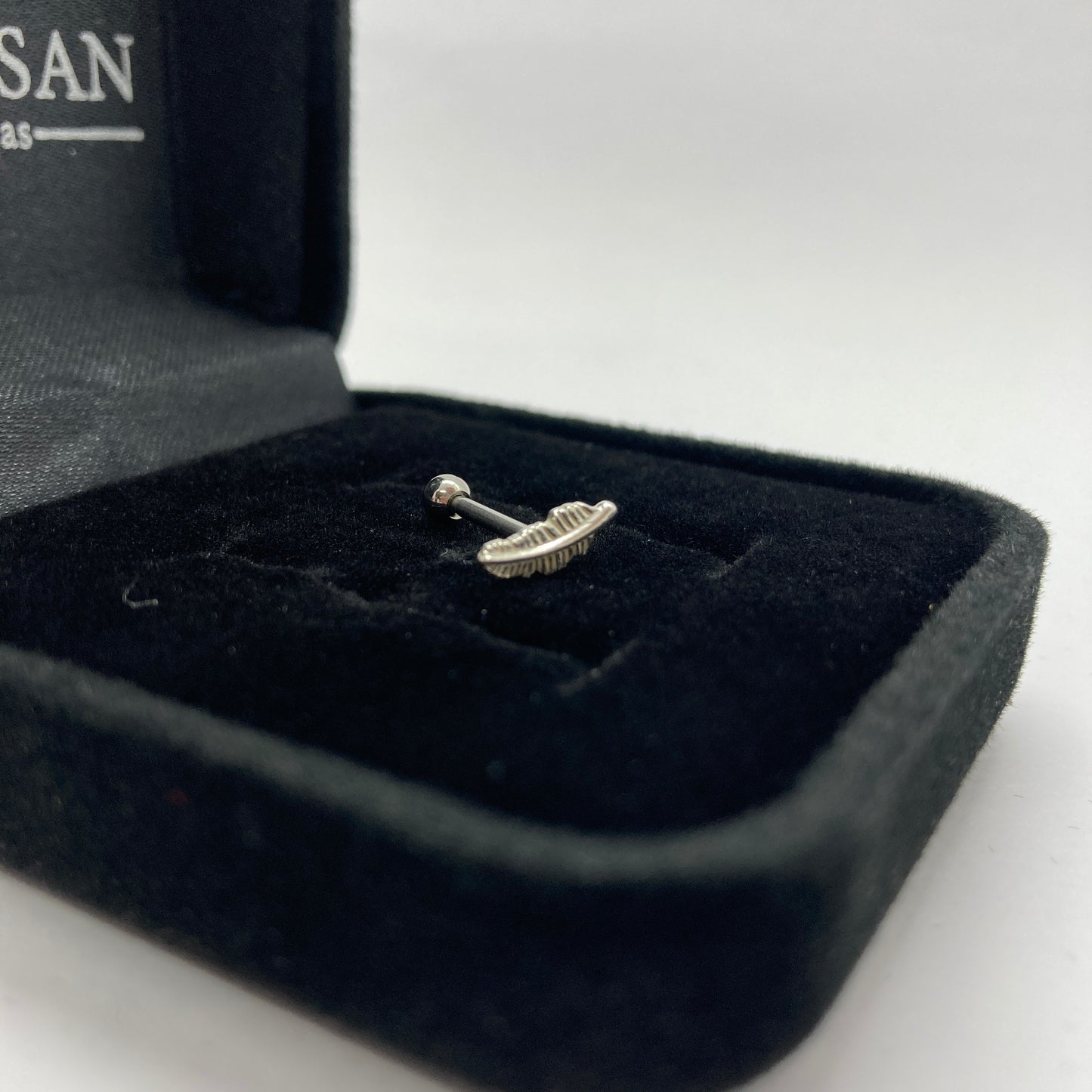Piercing Trágus em Prata 925- Pena