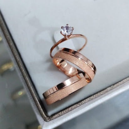 Par de Aliança Banhada - Bromélia Rosé 5mm Reta Diamantada + Anel Brinde
