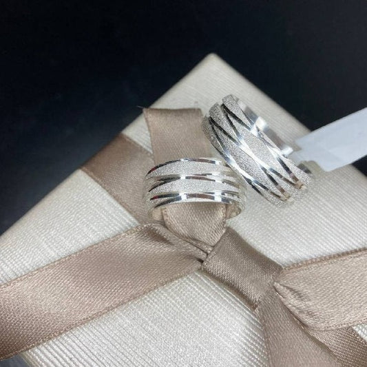 Par de Aliança Namoro em Prata 950 - Jasmim do Imperador 8mm Meia Cana Diamantada + Anel Brinde