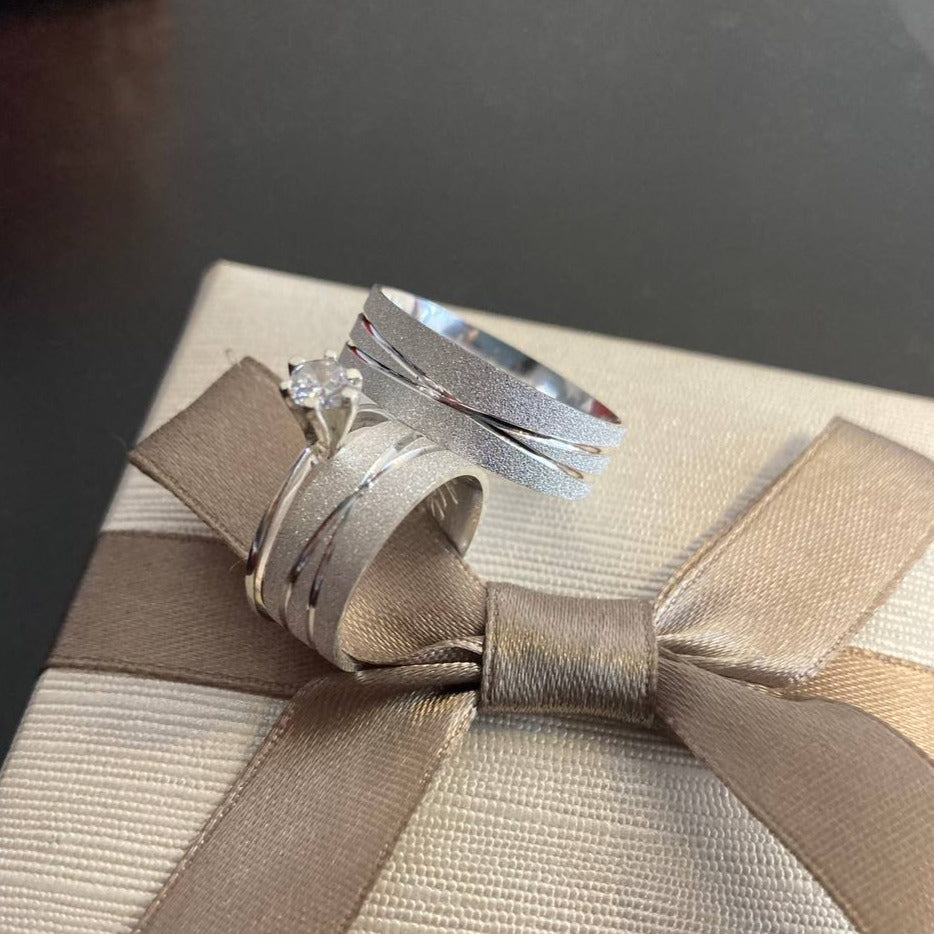 Par de Aliança Namoro em Prata 950 - Chamomily Larger 6mm Reta Diamantada + Anel Brinde