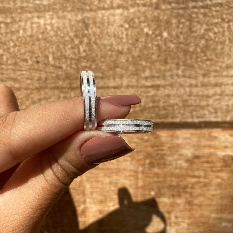 Par de Aliança Namoro em Prata 950 - Dália 4mm Reta Diamantada + Anel Brinde