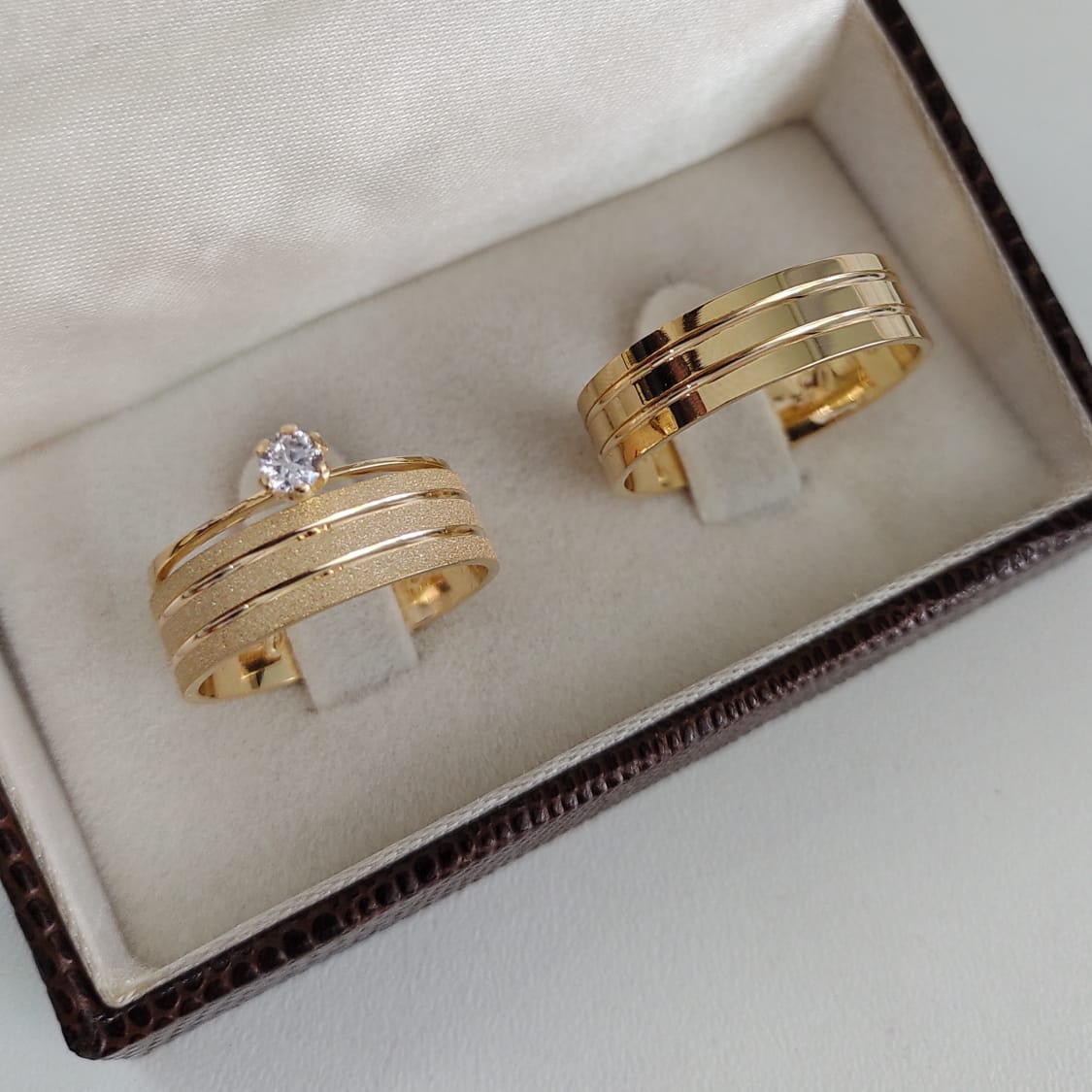 Par de Aliança Noivado/Casamento Ouro 750/18k - Amare 6mm Reta Diamantada/Polida + Anel Brinde