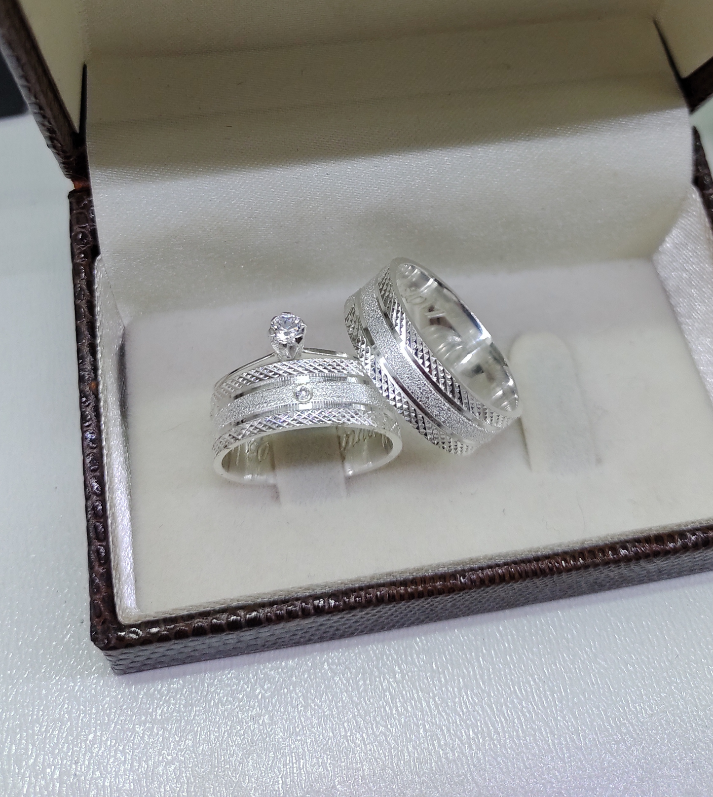 Par de Aliança Namoro em Prata 950 - Pinho 7mm Reta Diamantada + Anel Brinde