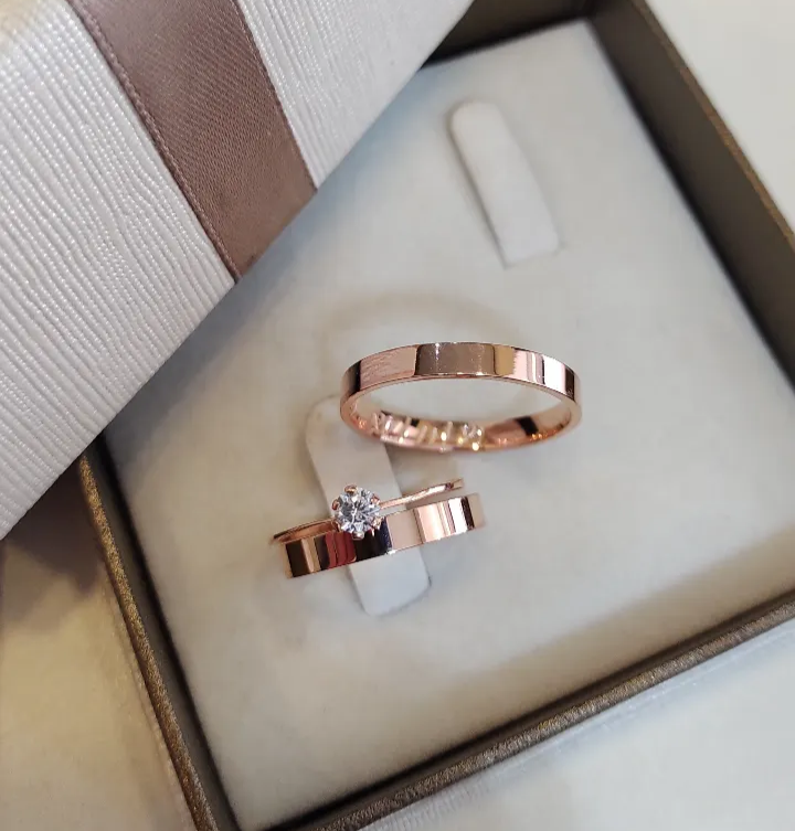 Par de Aliança Banhada - Cercare Rosé 3mm Reta Polida + Anel Brinde