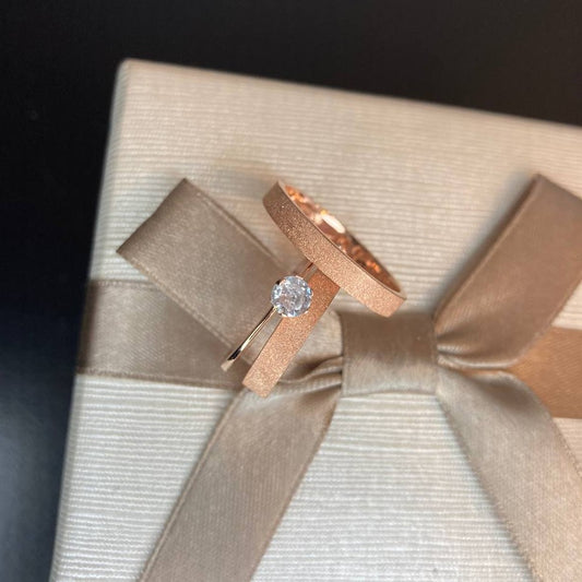 Par de Aliança Banhada - Amore-Mio Rosé 3mm Reta Diamantada + Anel Brinde