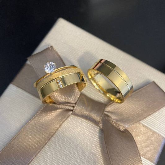 Par de Aliança Banhada - Botão de Ouro 6mm Reta Polida + Anel Brinde
