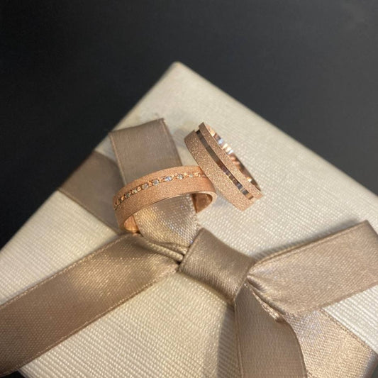 Par de Aliança Banhada - Brinco de Princesa Rosé 5mm Reta Diamantada + Anel Brinde