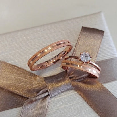 Par de Aliança Banhada - Tesoro Rosé 3mm Reta Diamantada + Anel Brinde